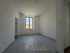 Appartement T4 entièrement rénové – 3 chambres – double accès – Le Lude centre