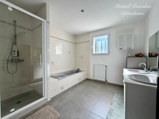 EXCLUSIVITÉ – LE LUDE – Maison familiale 4 chambres – Vie de plain-pied – 3 garages – Secteur recherché