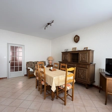 Maison avec jardin, dépendances et garage 