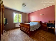 EXCLUSIVITÉ – LE LUDE – Maison familiale 4 chambres – Vie de plain-pied – 3 garages – Secteur recherché