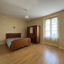 Maison avec jardin, dépendances et garage 