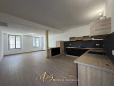 Appartement T4 entièrement rénové – 3 chambres – double accès – Le Lude centre