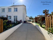 LE LUDE – MAISON 3 CHAMBRES AVEC GARAGE ET COUR FERMÉE