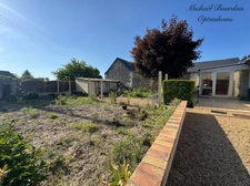 Maison avec jardin, dépendances et garage 