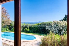Villa traditionnelle plain-pied, proche village, piscine