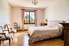 Villa traditionnelle plain-pied, proche village, piscine