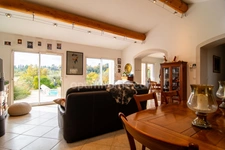 Rare à Cotignac – Villa contemporaine avec piscine, dans un écrin de calme et de nature 