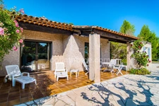 Villa traditionnelle plain-pied, proche village, piscine