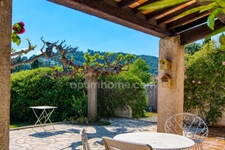 Villa traditionnelle plain-pied, proche village, piscine