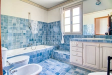 Villa traditionnelle plain-pied, proche village, piscine