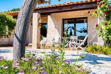 Villa traditionnelle plain-pied, proche village, piscine