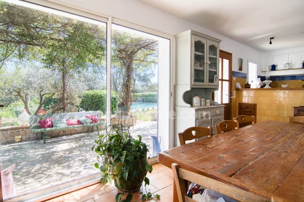 Superbe Villa de 8 Pièces à Cotignac (83) – 182 m² habitables avec piscine, sur 2500 m² de terrain paysager