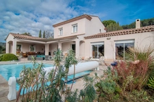 Rare à Cotignac – Villa contemporaine avec piscine, dans un écrin de calme et de nature 