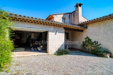 Villa traditionnelle plain-pied, proche village, piscine