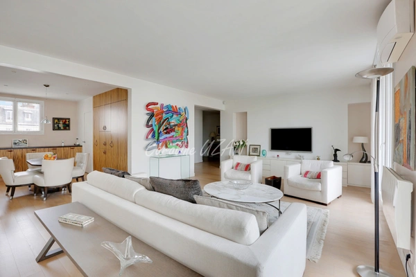Paris 16e Sud - Élégance familiale avec balcon filant -174 m² rénovés - Étage élevé – 5/6 pièces