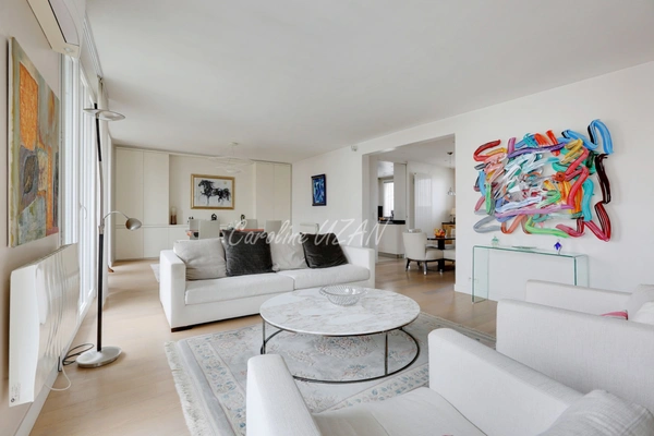Paris 16e Sud - Élégance familiale avec balcon filant -174 m² rénovés - Étage élevé – 5/6 pièces