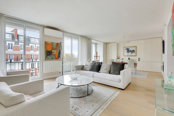 Paris 16e Sud - Élégance familiale avec balcon filant -174 m² rénovés - Étage élevé – 5/6 pièces