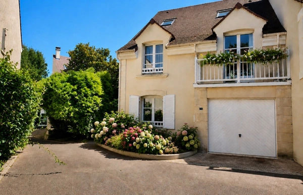 92 Rueil Malmaison - Proche du Country Club de Rueil, trés jolie maison familiale  au cœur d’un environnement privilégié - 4/5 chambres,  jardin,  au cœur d'un Domaine Privilégié  
