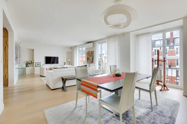 Paris 16e Sud - Élégance familiale avec balcon filant -174 m² rénovés - Étage élevé – 5/6 pièces