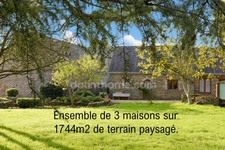 Ensemble immobilier en pierres sur vaste terrain paysagé