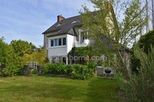 Maison bourgeoise de 4 chambres plus studio sur joli terrain paysagé sans vis à vis, en hypercentre