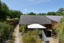 LA GACILLY 56200 – Maison de caractère plus murs commerce avec revenu locatif, piscine et jardin clos de murs
