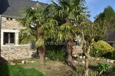 Ensemble immobilier en pierres sur vaste terrain paysagé