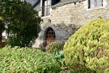 Ensemble immobilier en pierres sur vaste terrain paysagé