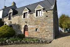Ensemble immobilier en pierres sur vaste terrain paysagé