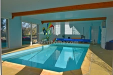 Maison familiale de plain-pied avec grande piscine intérieure, aux portes de la Gacilly