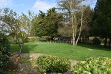 Ensemble immobilier en pierres sur vaste terrain paysagé