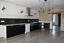 LA GACILLY 56200 – Maison de caractère plus murs commerce avec revenu locatif, piscine et jardin clos de murs