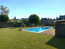 LA GACILLY 56200 – Maison de caractère plus murs commerce avec revenu locatif, piscine et jardin clos de murs