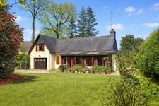 Maison Radenac, 2 chambres plus potentiel sur grand jardin paysagé