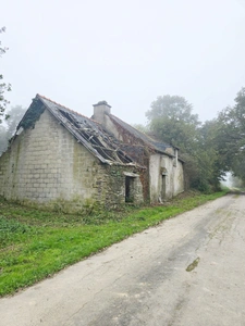 Maison à rénover à vendre TREAL (56) sur Grand terrain de 5270m2 plus parcelle non attenante de 6970m2