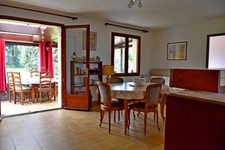 Maison Radenac, 2 chambres plus potentiel sur grand jardin paysagé