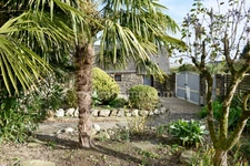Ensemble immobilier en pierres sur vaste terrain paysagé