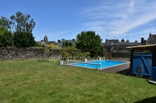 LA GACILLY 56200 – Maison de caractère plus murs commerce avec revenu locatif, piscine et jardin clos de murs