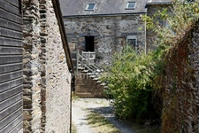 LA GACILLY 56200 – Maison de caractère plus murs commerce avec revenu locatif, piscine et jardin clos de murs