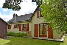 Maison Radenac, 2 chambres plus potentiel sur grand jardin paysagé