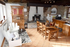 Ensemble immobilier en pierres sur vaste terrain paysagé