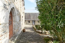 Ensemble immobilier en pierres sur vaste terrain paysagé