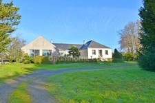 Maison familiale de plain-pied avec grande piscine intérieure, aux portes de la Gacilly