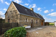 Ensemble immobilier en pierres sur vaste terrain paysagé