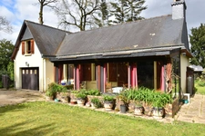 Maison Radenac, 2 chambres plus potentiel sur grand jardin paysagé