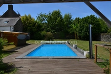 LA GACILLY 56200 – Maison de caractère plus murs commerce avec revenu locatif, piscine et jardin clos de murs