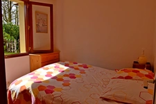 Maison Radenac, 2 chambres plus potentiel sur grand jardin paysagé