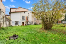 *** EXCLUSIVITE *** A RENOVER : GRANDE MAISON DE VILLE AVEC JARDIN ET DEPENDANCE *** BILLOM 63160 ***