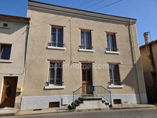*** EXCLUSIVITE *** GRANDE MAISON DE VILLE A RENOVER AVEC TERRAIN, COUR ET DEPENDANCES *** BILLOM 63160