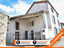 EXCLUSIVITE / Maison de village à rénover avec jardin et plusieurs dépendances